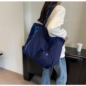 <span class=keywords><strong>Nunca</strong></span> más pierdas tus auriculares con esta bolsa de mano para auriculares, una bolsa de nailon duradera y una espaciosa bolsa de mano grande. - Product Image 4