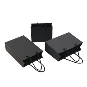 Sacchetti di Carta Nera Personalizzati con Logo Stampato, Borse di Carta per Shopping 250gsm, Confezioni di Lusso per Abbigliamento e Regali - Product Image 5