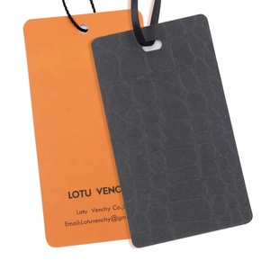 Etiquetas colgantes de papel de columpio en relieve con logotipo mate de lujo personalizado para ropa, zapatos, bolsas, etiquetas de ropa personalizadas a la moda - Product Image 2