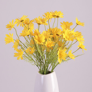 Bouquet de marguerites artificielles en soie jaunes pour la décoration de la maison et les accessoires de mariage - Product Image 1