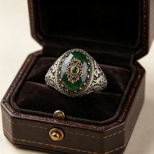 Anello da Uomo Stile Vintage con Accento Verde, Design Classico - Product Image 5