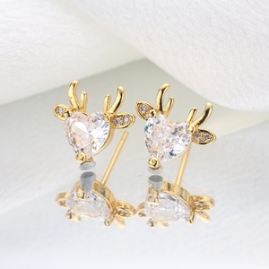 Elegantes y Modernos Pendientes de Mujer con Circonitas y Baño de Oro, Diseño de Ciervo Pequeño, Estilo de Lujo Discreto - Product Image 1