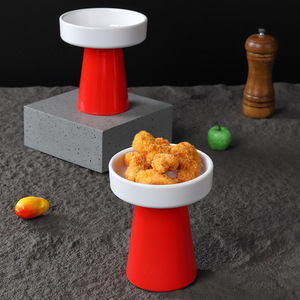 Plato redondo de melamina de color sólido con patas altas para servir aperitivos en hoteles y fiestas. - Product Image 1