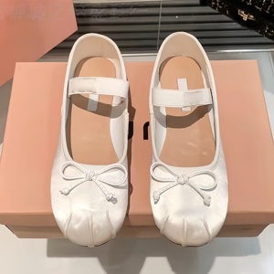 รองเท้าลำลองผู้หญิง MIU คุณภาพสูง ดีไซน์หรูหราทันสมัย สไตล์บัลเล่ต์ รองเท้าส้นเตี้ยที่สวมใส่สบาย กันน้ำ เหมาะสำหรับเดิน - Product Image 2