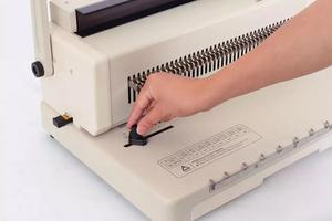 (W25A) Dubbele Draad Bindende <span class=keywords><strong>Machine</strong></span> Gebruikt Voor <span class=keywords><strong>Notebook</strong></span> En Kalender - Product Image 5