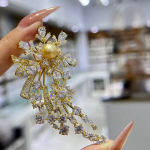 Broche géométrique française de luxe haut de gamme avec pierres précieuses éblouissantes et un tempérament super étincelant pour une tenue de soirée à fleurs sur la poitrine - Product Image 3