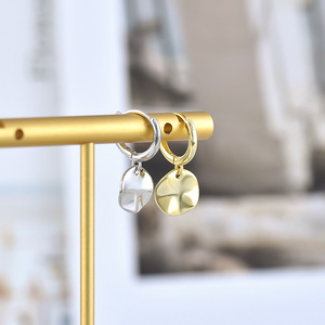 Boucles d'oreilles créoles modernes à disque alvéolé en cuivre plaqué or pour femmes cercles texturés pour les vacances à la plage - Product Image 4