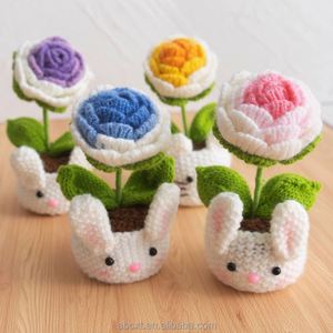 Ornement de bureau créatif, mignon, mini, fait main, tricoté au crochet, fleur de lys, rose, lapin en peluche avec plantes en pot - Product Image 4