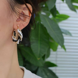 Pendientes de Aro Hechos a Mano, Importados de EE. UU., Chapados en Oro de 14K, con Perla Natural de Agua Dulce y Espinela Negra Facetada - Product Image 4