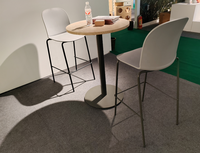 Chaise de bar empilable en acier moderne avec un design durable et écologique pour la maison, le bar, l'hôtel, la salle à manger extérieure, les loisirs et l'utilisation commerciale
