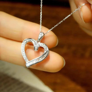 Collana con Ciondolo a Cuore Cavo per Donne, Gioiello Minimalista con Charm d'Amore, Accessorio di Moda per Uso Quotidiano, Idea Regalo - Product Image 2