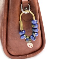 Breloque de sac tendance 2026 en agate faite à la main, en forme de U, avec mousqueton, accessoire de sac personnalisé en alliage cerise, porte-clés