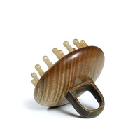 Peigne à dents larges en bois de santal Kansa Gua Sha fait main pour massage du cuir chevelu, brosse à cheveux et masseur de méridiens, fabriqué au Guangdong - Vente en gros