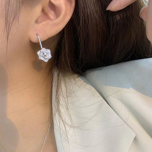 Orecchini Pendenti con Fiore di Camelia e Zirconi per Donne, Gioielli Floreali Scintillanti alla Moda - Product Image 2