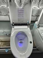 WC intelligent monobloc au design épuré, forme allongée, à poser au sol, avec fonction de nettoyage féminin, séchage à l'air, télécommande et siège chauffant