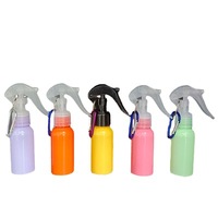 Bouteille pulvérisateur à gâchette en plastique avec logo personnalisé OEM, mousqueton métallique détachable, conteneur portable pour liquide de nettoyage de voyage