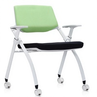 Chaise de conférence pliante moderne avec accoudoirs, structure en fer et roulettes, pour la formation commerciale