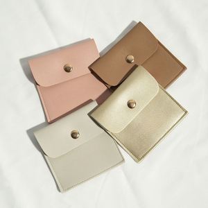 Pochette en cuir PU faite à la main pour bijoux en or, emballage pour boucles d'oreilles et colliers, mode printemps-été, couleur et taille personnalisées, logo doré - Product Image 1
