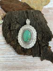 Colgante de Turquesa Kingman Hecho a Mano en Plata de Ley, Joyería Artesanal del Suroeste de Nizhoni, Regalo - Product Image 3