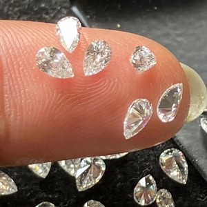 Diamantes Melee CVD HPHT cultivados en laboratorio, forma de pera, corte excelente, VVS VS, blancos, perforados con láser, piedras pequeñas para fabricación de joyas - Product Image 2