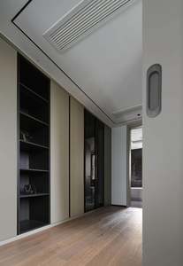 Armoire sur mesure, dressing moderne avec portes coulissantes en bois massif - Product Image 2