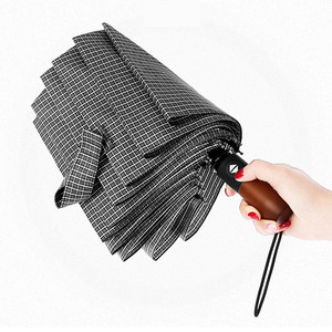 Parapluie automatique à manche en bois, à carreaux, 10 baleines, renforcé de fibres, anti-vent, design minimaliste, pour voyage, protection soleil et pluie - Product Image 5