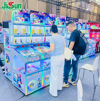 Máquinas expendedoras de bolas de cápsula, máquinas de gashapon y pinball, máquinas de juegos de arcade que funcionan con moneda