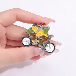 Kikker En Pad Email Pins Custom Paar Tandem Bike Broches Revers Badges Cartoon Dieren Sieraden Cadeau Voor Geliefde Vrienden