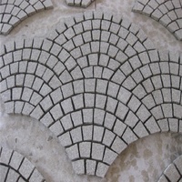 Pavé en granit moderne à finition flamme, motif maille, couleur pierre dorée - Durable et écologique, garantie à vie