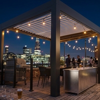 Sweet Home Chinesische Wandmontierte Aluminium-Pergola für den Außenbereich mit LED-Beleuchtung, motorisiertem Lamellendach, einziehbarer Überdachung, wasserdichtem Sonnenschutz für die Terrasse