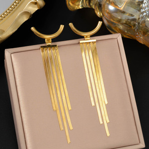 Boucles d'oreilles fantaisie de luxe en acier inoxydable plaqué or 18 carats, avec chaîne serpent plate, longue pampille et arc incurvé, style exagéré, vente en gros - Product Image 4