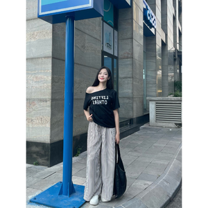 เสื้อยืดสไตล์เกาหลีคุณภาพดี ผ้าฝ้ายทรงเข้ารูปสำหรับผู้หญิง มีสินค้าในสต็อก รับผลิตแบบ OEM ODM จากซัพพลายเออร์เวียดนาม เสื้อเปิดไหล่ - Product Image 4