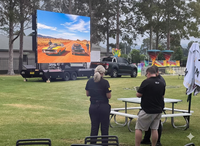 Remorque mobile hydraulique EF16 avec écran LED pour la diffusion en direct d'événements sportifs internationaux et l'affichage en temps réel des médias sociaux