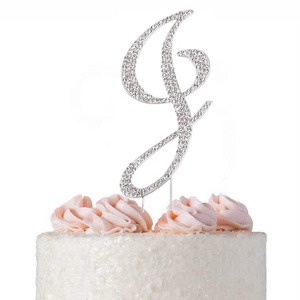 Adorno para pastel de bodas con diamantes de imitación y monograma dorado en cualquier letra A <span class=keywords><strong>B</strong></span> C D E F <span class=keywords><strong>G</strong></span> H I J K L M N O P Q R S T U <span class=keywords><strong>V</strong></span> W X Y Z - Product Image 4