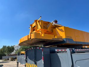 Grúa sobre Camión Usada de 240 Toneladas en Buen Estado de Funcionamiento con Repuestos en Venta - Product Image 5