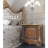 Luxuriöses französisches Kingsize-Bett mit getuftetem Kopfteil, goldfarbenem, holzgeschnitztem Schlafzimmer-Set aus Foshan für Villen