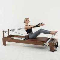 Machine de Pilates Reformer en bois de noyer commercial avec barre de repose-pieds réglable pour studio professionnel