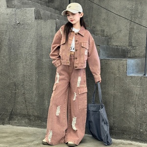 Completo in Denim per <span class=keywords><strong>Ragazze</strong></span> 2026 Nuovo Outfit Autunnale alla Moda per Bambine Più Grandi Pantaloni Larghi Stilosi Strappati Due Pezzi in Cotone Manica Lunga - Product Image 4