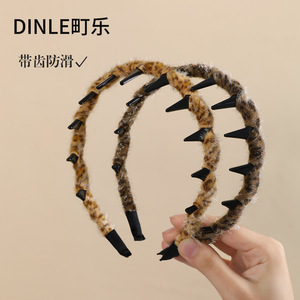 Diadema con estampado de leopardo Dinle, color oscuro, con dientes antideslizantes, accesorio para el cabello de mujer, otoño invierno, corona alta - Product Image 2
