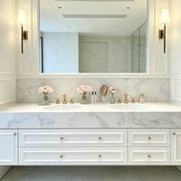 Meubles-lavabos de salle de bain classiques en bois blanc avec miroir encadré et lavabo intégré pour projets hôteliers, fabrication OEM ODM sur mesure