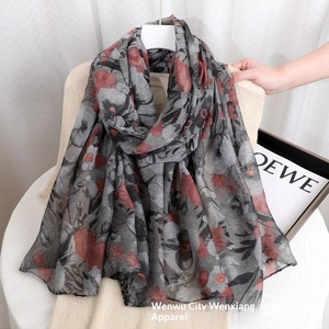 Bufanda Larga de Rayón Estilo Rústico Bali, Suave, con Estampado Floral, para Todas las Estaciones, para Mamás, Mujeres de Mediana Edad y Mayores, Protector de Cuello, Chal de Viaje con Protección Solar - Product Image 4