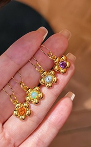 Pendentif floral multicolore en or 18 carats Xinfly avec opale, péridot, améthyste, tourmaline rose, tanzanite, aigue-marine et grenat spessartine - Product Image 2
