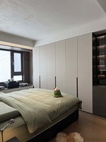 Combinaison de rangement suspendue contemporaine en bois pour chambre (Armoire + Coiffeuse + Vitrine) – Optimisation de l'espace pour la maison et la salle de sport