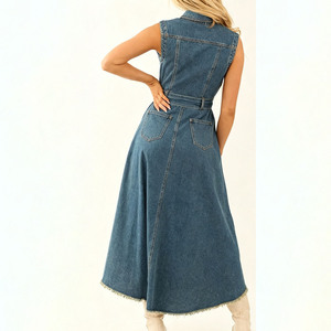 Robe longue en jean sans manches pour femme, la plus vendue en gros, avec revers, taille à nouer et ourlet asymétrique à franges - Product Image 2