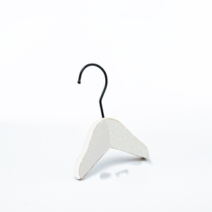 Cintres <span class=keywords><strong>en</strong></span> <span class=keywords><strong>bois</strong></span> massif pour chiens et chats, style vintage noir et blanc, pour vêtements de poupées, pour suspendre les vêtements et soutenir les tenues d'animaux de compagnie - Product Image 6