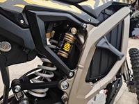 Moto électrique Sur-Ron Ultra Bee 2026 : Charge rapide, autonomie prolongée, puissance accrue pour la course tout-terrain compétitive