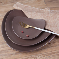Ensemble d'assiettes de restauration mates en porcelaine de poterie en céramique marron foncé irrégulière pour restaurant hôtel