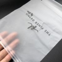 Sacs d'emballage de vêtement à fermeture éclair en plastique givré écologique personnalisé pour vêtements Sacs à fermeture éclair imprimés par logo pour l'emballage de vêtements