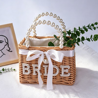 Panier Cadeau Mariée en Osier et Rotin avec Poignée Perles, Panier de Mariage Nuptial avec Nœud en Satin et Lettre BRIDE, Accessoire Photo