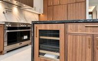 Cuisine moderne de luxe sur mesure avec placage bois et laque blanche, et îlot cascade en marbre pour la rénovation de la maison